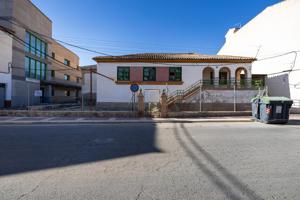 Gran oportunidad en Fuente Vaqueros: parcela de 800 m² con casa y naves industriales photo 0