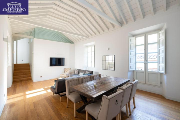 Impresionante piso en dos alturas en el corazón de Granada photo 0