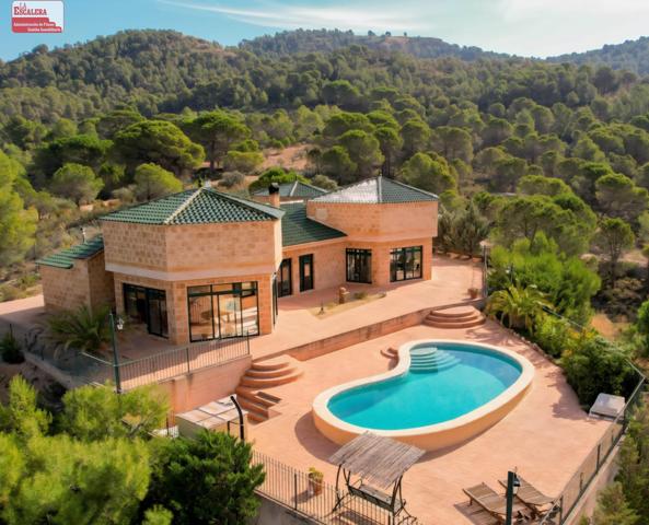 Chalet de lujo con piscina en entorno privilegiado photo 0