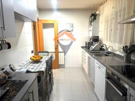 ¡PISO DE 4 HABITACIONES EN EL CENTRO CON PARQUING Y TRASTERO! photo 0