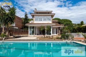 EXCLUSIVA CASA EN VILASSAR DE DALT CON PISCINA Y GARAJE PARA 3 COCHES photo 0