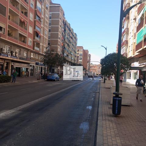 AMPLIO PISO SITUADO EN UNA DE LA MEJORES ZONAS DE MÁLAGA CALLE CUARTELES photo 0