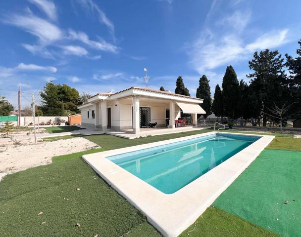 'Exclusivo Chalet Seminuevo con Piscina Privada y Amplios Espacios en Villafranqueza, Alicante' photo 0