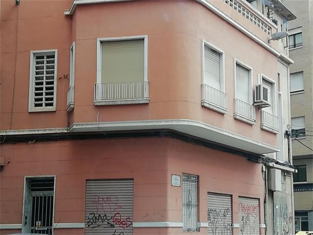 Casa en esquina con local comercial y terraza en Elche – ¡Vivienda y negocio en un solo lugar! photo 0