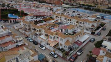 Apartamento Planta Alta con Solárium, Piscina y Zonas comunes amplias en Torrevieja photo 0