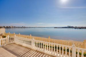 38 M2 DE TERRAZA PRIVADA CON VISTAS INFINITAS AL MAR EL LUJO DE VIVIR EN PRIMERA LÍNEA EN TORREVIEJA photo 0