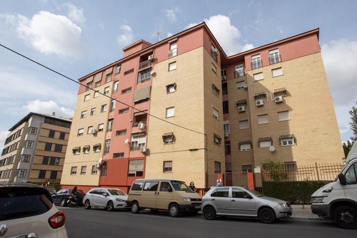 Amplio piso de 2 dormitorios con plaza de garaje en Camino Bajo de Huetor photo 0