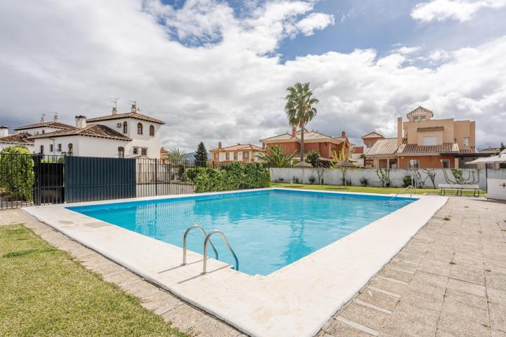 Amplia casa pareada en urbanización privada con piscina, zona El Carmelo, Ogíjares photo 0