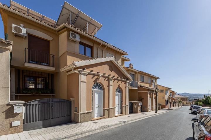 CASA ADOSADA EN ZONA RESIDENCIAL DE HUÉTOR VEGA photo 0