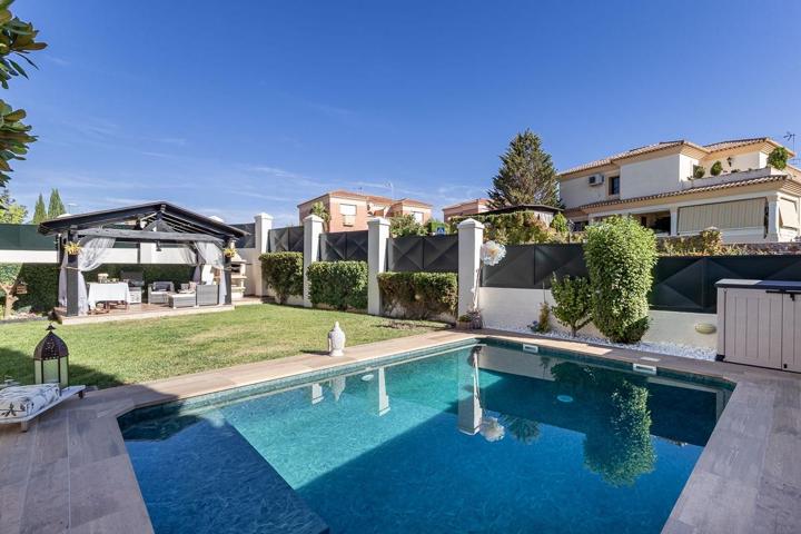 Cortijo del Aire, Albolote | Chalet pareado de esquina con jardín de revista y piscina nueva photo 0