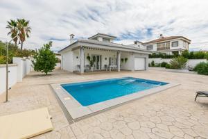 Chalet Moderno y Acogedor con Piscina en una Sola Planta 🌞🏡 photo 0