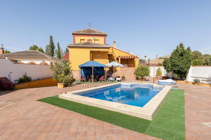 Chalet exclusivo con piscina y jardín en urbanización Pretel en Albolote (Granada) photo 0