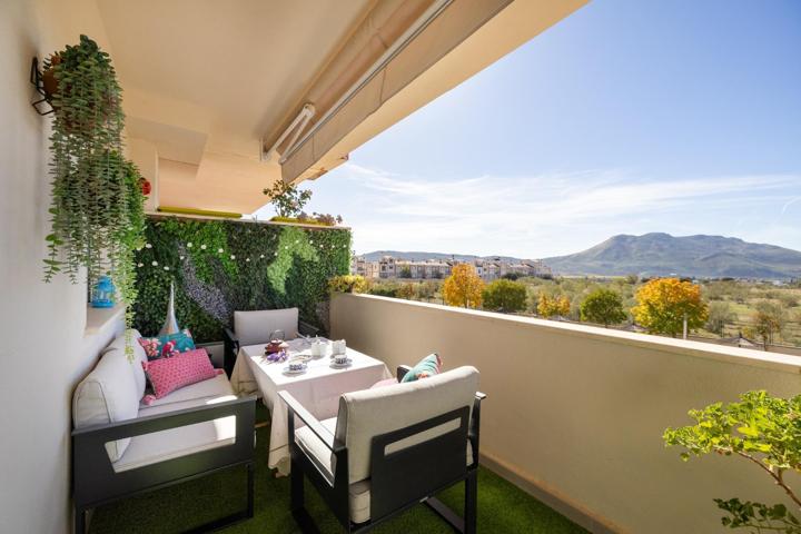 Pisazo reformado con calidades premium en urbanización privada con piscina, plaza de garaje y trastero. photo 0