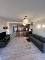 ¡Estrena piso de diseño! Totalmente reformado, con piscina y garaje photo 0