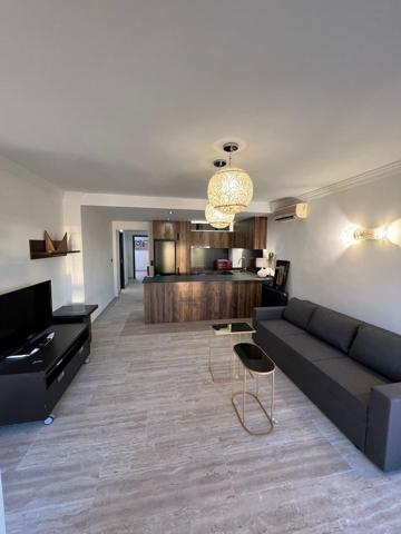 ¡Estrena piso de diseño! Totalmente reformado, con piscina y garaje photo 0