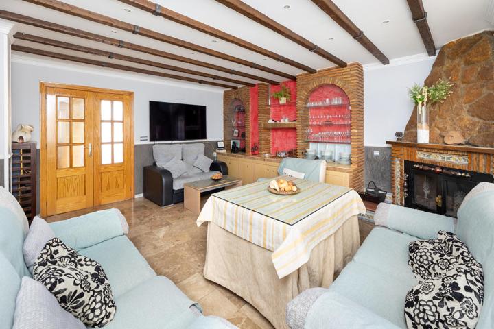 Excelente casa adosada en Jun con 5 dormitorios y 3 baños photo 0