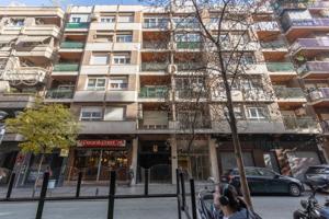 Piso en venta en pleno centro de Granada – Planta alta, garaje y gran potencial de reforma photo 0