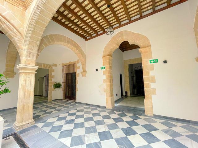 Se vende exclusivo dúplex de lujo con piscina y garaje en pleno centro de El Puerto de Santa María photo 0