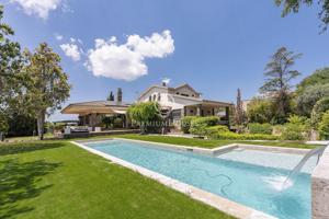 Exclusiva casa de diseño unifamiliar con piscina y jardín en Bellaterra photo 0