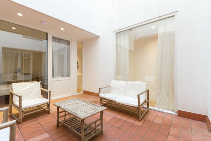 Amplia vivienda reformada con patio y luz natural photo 0