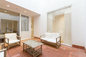 Vivienda reformada con patio y mucha luz en el centro de Barcelona photo 0