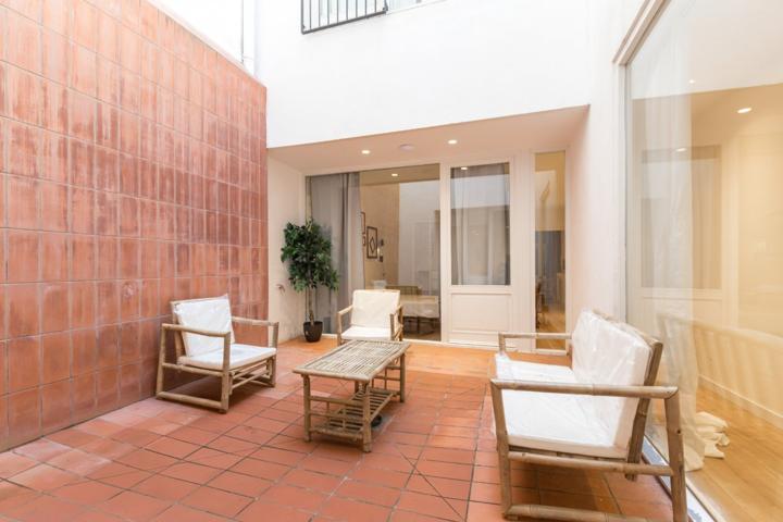 Vivienda reformada con patio y mucha luz en el centro de Barcelona photo 0