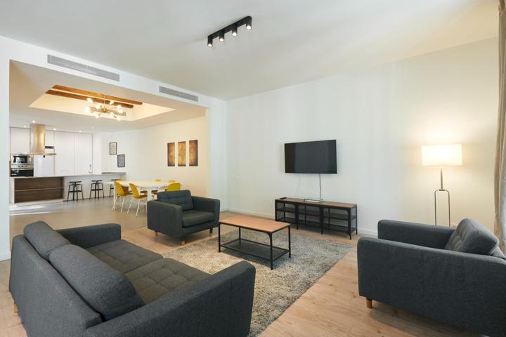 Lujosa vivienda de 3 habitaciones amplia y reformada frente a Las Ramblas photo 0