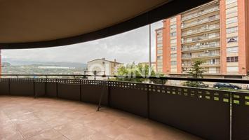 Piso con 4 habitaciones, 2 baños, balcón, terraza, patio, garaje y trastero a precio de oportunidad photo 0