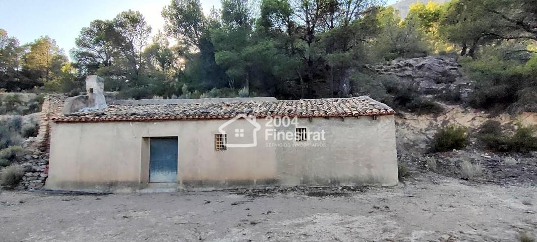 SE VENDE TERRENO DE 73.000 M2 CON CASA DE APEROS EN RELLEU. photo 0