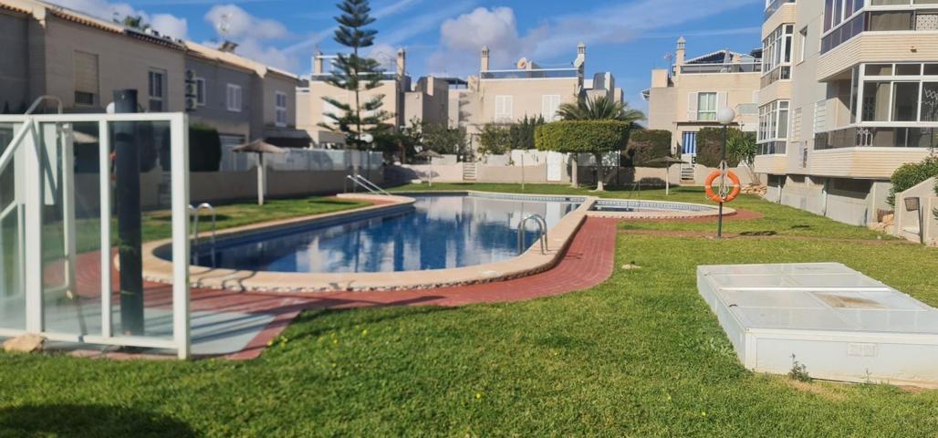 ACOGEDORA CASA ADOSADA CON JARDIN Y SOLARIUM PRIVADOS EN RESIDENCIAL CON PISCINA, AGUAS NUEVAS!! photo 0