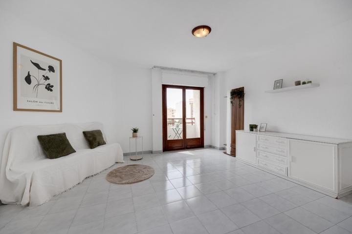 ENORME APARTAMENTO EN EL CENTRO DE TORREVIEJA DE 3 DORMITORIOS. RESIDENCIAL CON PISCINA photo 0