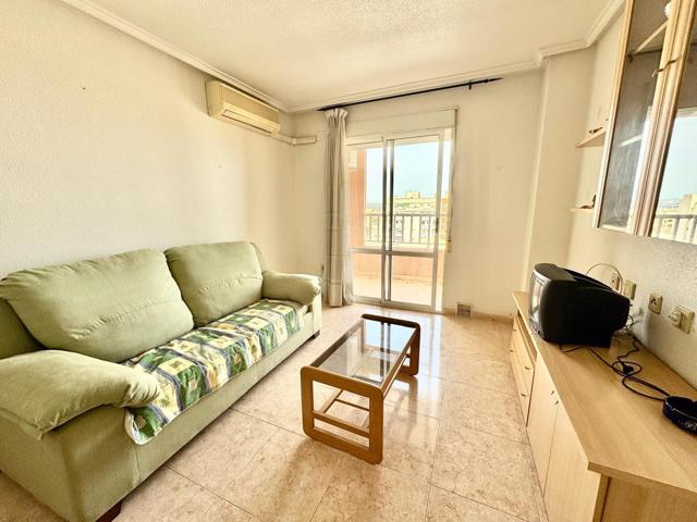 ÁTICO CON ORIENTACIÓN SUROESTE EN TORREVIEJA, DOS DORMITORIOS Y PISCINA COMUNITARIA! photo 0