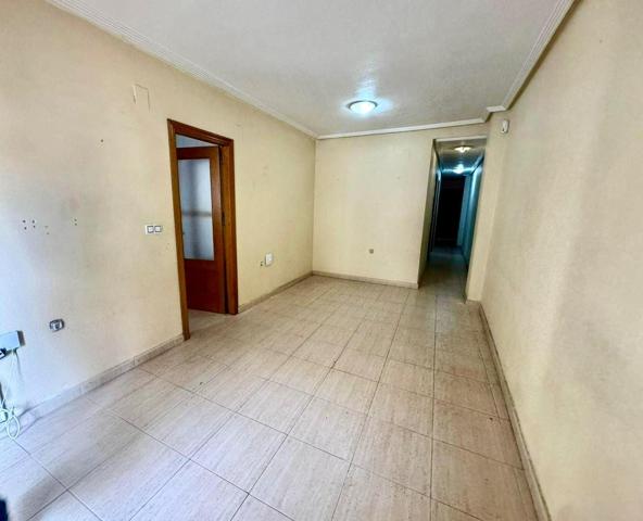 PISO DE 2 DORMITORIOS CON 2 BAÑOS Y GARAJE EN PLENO CENTRO DE TORREVIEJA – IDEAL PARA REFORMA photo 0