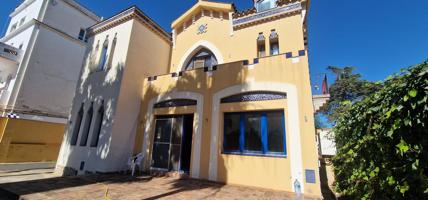 Espectacular villa modernista con jardín y piscina primera línea de mar en Vilanova i la Geltrú photo 0