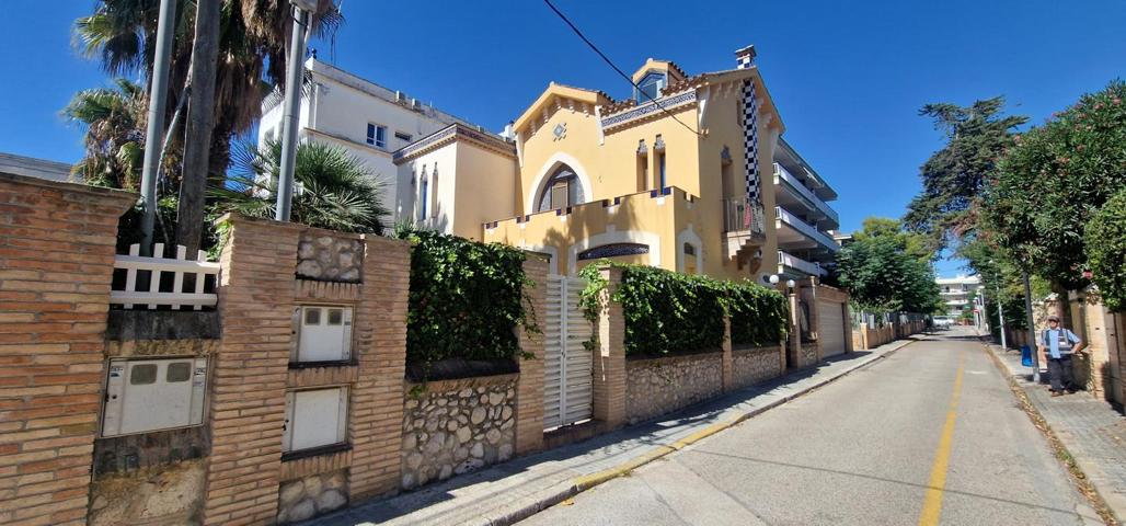 Espectacular villa modernista con jardín y piscina primera línea de mar en Vilanova i la Geltrú photo 0