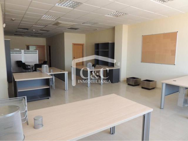 Local comercial en venta en Manzanares photo 0