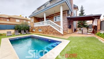 Casa - Chalet en venta en Torrejón de la Calzada de 441 m2 photo 0