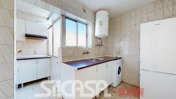 Piso en venta en Parla de 70 m2 photo 0