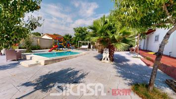 Casa - Chalet en venta en Yuncos de 199 m2 photo 0
