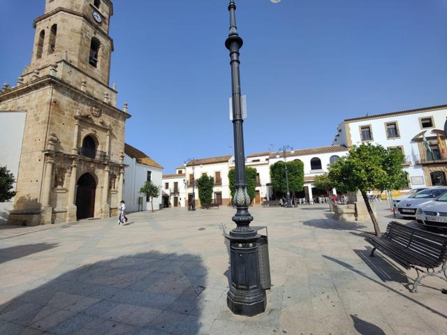 CASA DE GRANDES DIMENSIONES EN LA PLAZA DE LA IGLESIA! photo 0