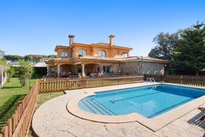 Exclusiva casa en Mont-ras con jardin privativo , piscina y pozo. photo 0