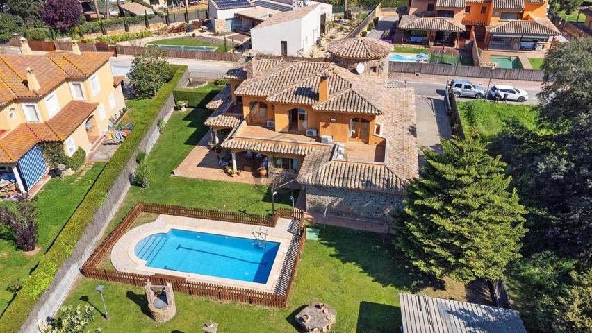 Exclusiva casa en Mont-ras con jardin privativo , piscina y pozo. photo 0