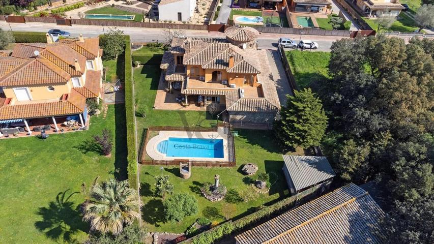 Exclusiva casa en Mont-ras con jardin privativo , piscina y pozo. photo 0