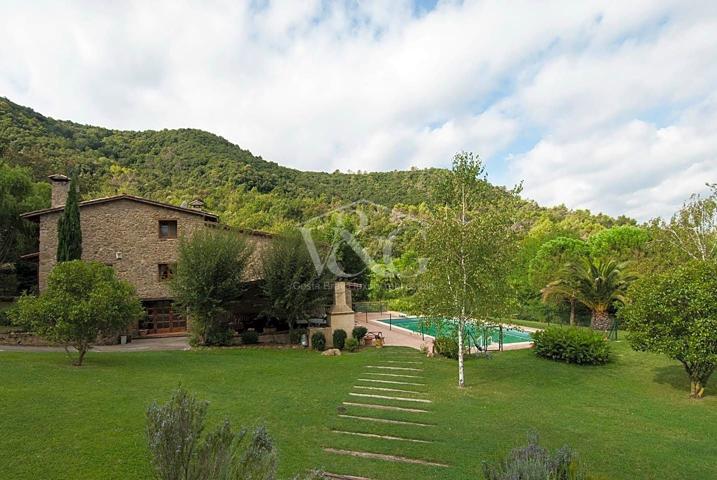 Exclusiva masia renovada en Banyoles, ideal para amantes de la naturaleza. photo 0