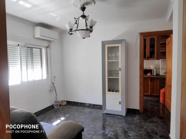 Gran Oportunidad!!!. Se vende piso en Almería en buena zona. 
La vivienda es totalmente exterior y está recién pintada, tiene 57 m2, y consta de 2 dormitorios amplios, 1 baño, cocina equipada, aire acondicionado, ventanas de aluminio blanco, etc. photo 0