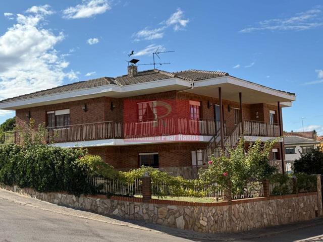 Chalet de 300 m² con 700 m² de parcela, 4 dormitorios, 1 baño, cocina equipada, garaje para 4 coches, despensa, pozo, barbacoa, huerta. photo 0