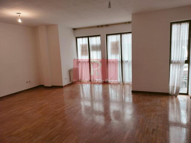 Piso de 128m con 3 dormitorios, un baño, ascensor, muy buena plaza de garaje y servicios centrales con agua fria e impuestos incluidos. Nec photo 0