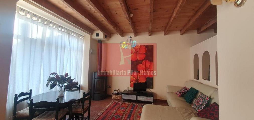 Casa de 130m en 2 plantas. 4 dormitorios con 4 baños, jardin de 40m, muy bonito amueblado en Villamanin. photo 0