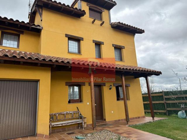 Precioso chalet de 190m de vivienda y 500m de parcela, 3 dormitorios con tres baños, mas bajo cubierta. garaje para un coche. Muy bonito. photo 0
