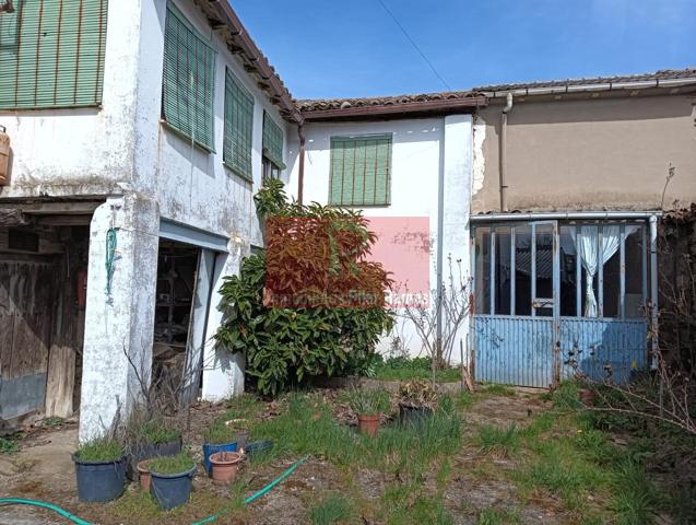 Casa de pueblo de 400m con aperos, 3 dormitorios, un baño, calefaccion de leña con radiadores, huerta de 700m , entrada para coches. Para photo 0
